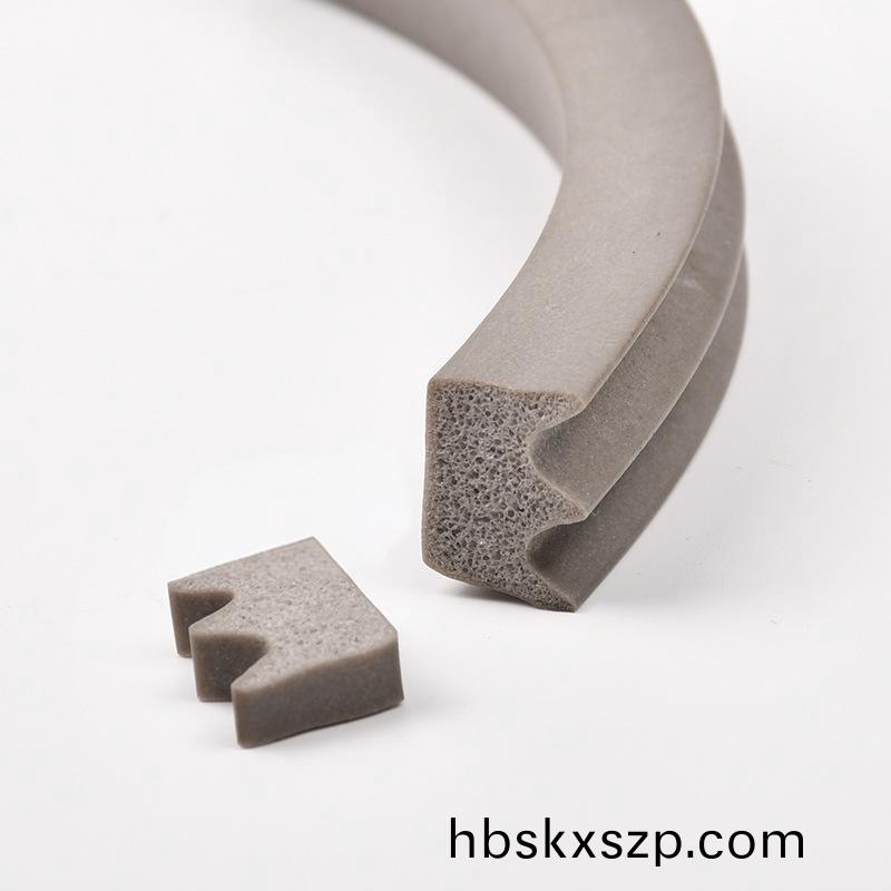 硅(gui)橡膠(jiao)髮泡密封(feng)條